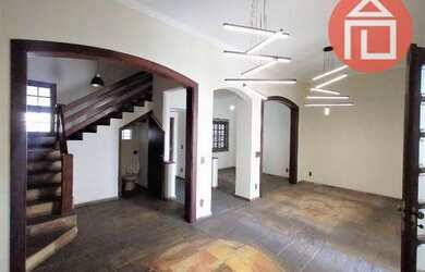 Imagem: A casa e possui 3 Dormitórios, Suítes, 1 Banheiro, 2 Vagas