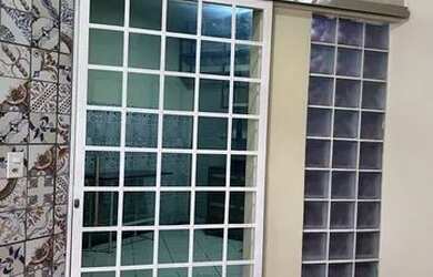 Imagem: A casa possui 2 Dormitórios, 2 Banheiros, 1 Vaga na garagem