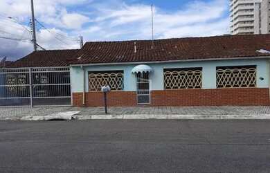 Imagem: A casa possui 3 Dormitórios, 1 Banheiro, 3 Vagas na garagem