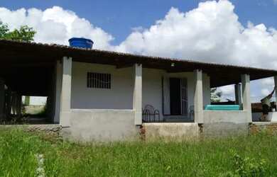 Imagem: A casa possui 3 Dormitórios, 2 Banheiros, 5 Vagas na garagem