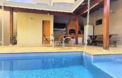 Imagem: A casa possui 3 Dormitórios, 1 Banheiro, 2 Vagas na garagem