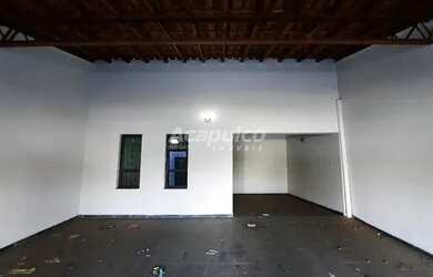 Imagem: A casa possui 3 Dormitórios, 2 Banheiros, 4 Vagas na garagem