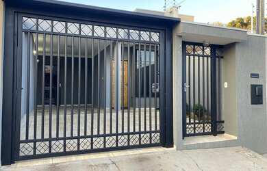 Imagem: A casa possui 3 Dormitórios, 2 Banheiros, 2 Vagas na garagem