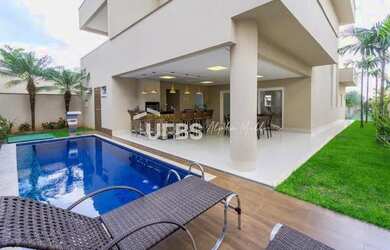 Imagem: A casa possui 5 Dormitórios, 5 Banheiros, 348m² de Área e