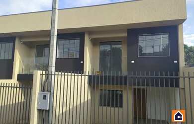 Imagem: A casa possui 3 Dormitórios, 1 Banheiro, 2 Vagas na garagem