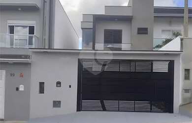 Imagem: A casa possui 3 Dormitórios, 3 Banheiros, 2 Vagas na garagem