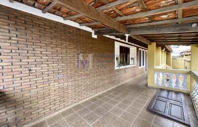 Imagem: A casa possui 3 Dormitórios, 1 Banheiro, 3 Vagas na garagem