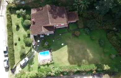 Imagem: A casa possui 3 Dormitórios, 2 Banheiros, 5 Vagas na garagem