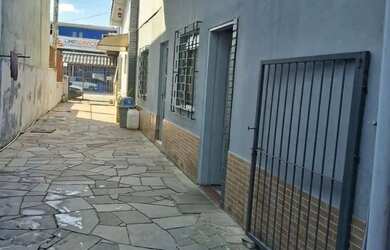 Imagem: A casa possui 2 Dormitórios, 1 Banheiro, 1 Vaga na garagem