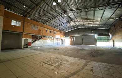 Imagem: O depósito possui 4 Vagas na garagem e 1141m² de Área e está