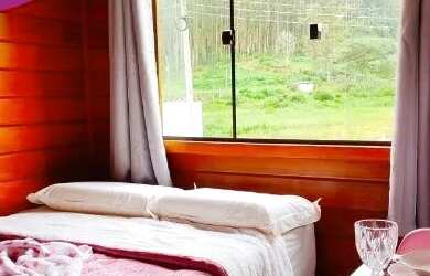 Imagem: A pousada chalé possui 5 Dormitórios, Acomodam 15 pessoas