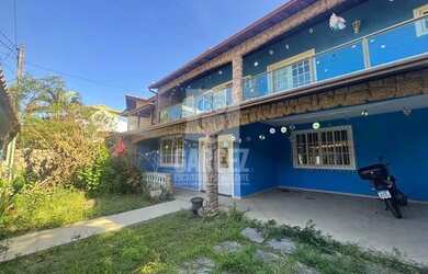 Imagem: A casa possui 5 Dormitórios, 1 Banheiro, 4 Vagas na garagem