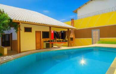 Imagem: A casa possui 3 Dormitórios, 3 Banheiros e 2 Vagas na garagem