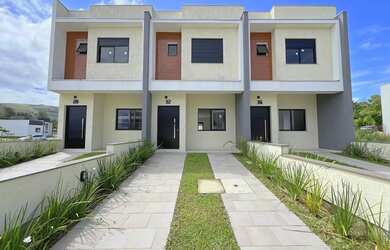 Imagem: A casa possui 3 Dormitórios, 2 Banheiros, 2 Vagas na garagem