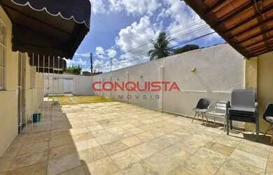 Imagem: A casa possui 3 Dormitórios, 4 Banheiros, 5 Vagas na garagem