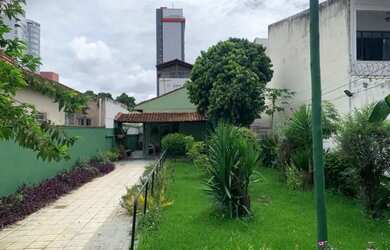 Imagem: A casa possui 4 Dormitórios, 2 Banheiros, 3 Vagas na garagem