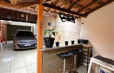 Imagem: A casa possui 3 Dormitórios, 1 Banheiro, 2 Vagas na garagem