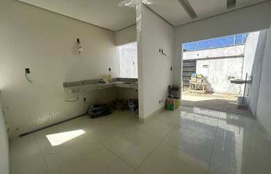 Imagem: A casa possui 3 Dormitórios, 2 Banheiros, 2 Vagas na garagem