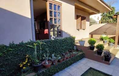 Imagem: A casa possui 3 Dormitórios, 2 Banheiros, 3 Vagas na garagem