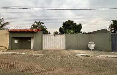 Imagem: A casa em condomínio possui 4 Dormitórios, 3 Banheiros, 5