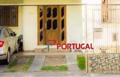 Imagem: A casa possui 4 Dormitórios, 2 Banheiros, 2 Vagas na garagem