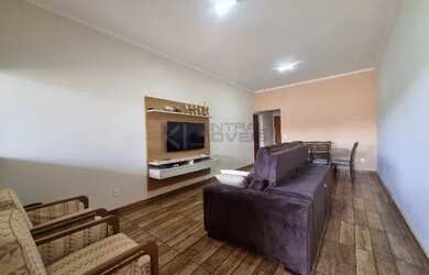 Imagem: A casa possui 4 Dormitórios, 3 Banheiros, 4 Vagas na garagem