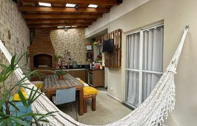 Imagem: A casa em condomínio para alugar possui 2 Dormitórios, 3 Banheiros