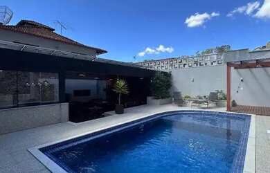 Imagem: A casa em condomínio possui 4 Dormitórios e 3 Banheiros e