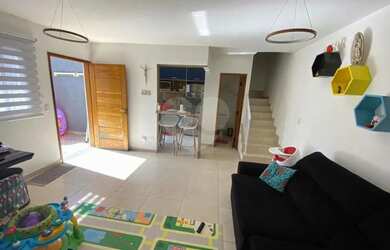 Imagem: A casa possui 2 Dormitórios, 2 Banheiros, 2 Vagas na garagem