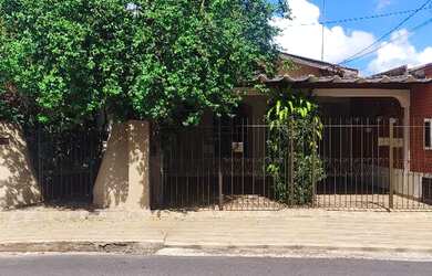 Imagem: A casa possui 4 Dormitórios, 4 Banheiros, 2 Vagas na garagem