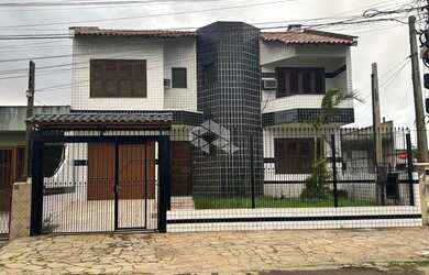 Imagem: A casa possui 3 Dormitórios, 4 Banheiros, 5 Vagas na garagem
