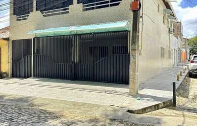 Imagem: A casa possui 5 Dormitórios, 4 Banheiros, 3 Vagas na garagem