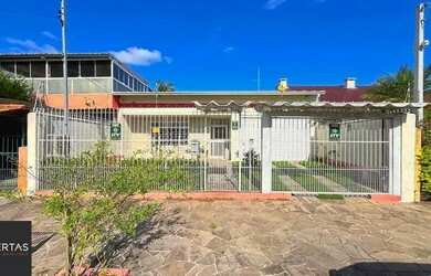 Imagem: A casa possui 3 Dormitórios, 3 Banheiros, 2 Vagas na garagem