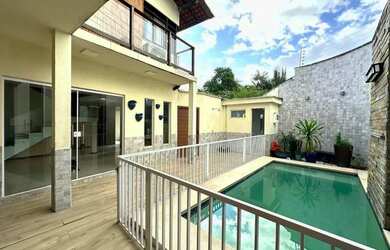 Imagem: A casa possui 4 Dormitórios, 5 Banheiros, 2 Vagas na garagem