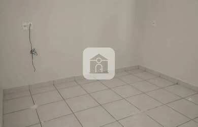 Imagem: A casa possui 4 Dormitórios, 1 Banheiro, 2 Vagas na garagem