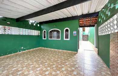 Imagem: A casa possui 2 Dormitórios, 2 Banheiros, 2 Vagas na garagem