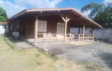 Imagem: A casa possui 3 Dormitórios, 2 Banheiros, 5 Vagas na garagem