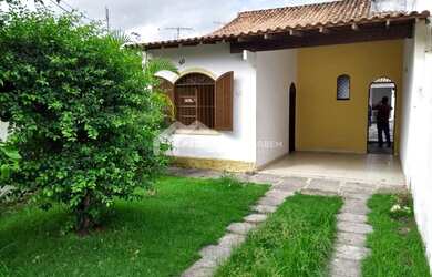 Imagem: A casa possui 3 Dormitórios, 2 Banheiros, 3 Vagas na garagem