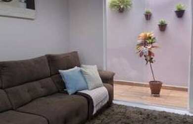 Imagem: A casa possui 2 Dormitórios, 2 Banheiros, 2 Vagas na garagem