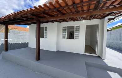 Imagem: A casa possui 3 Dormitórios, 1 Banheiro, 3 Vagas na garagem