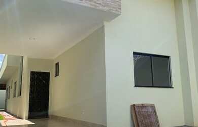 Imagem: A casa possui 3 Dormitórios, 2 Banheiros, 2 Vagas na garagem