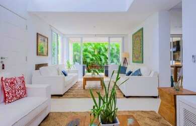 Imagem: A casa em condomínio possui 5 Dormitórios, 5 Banheiros, 3