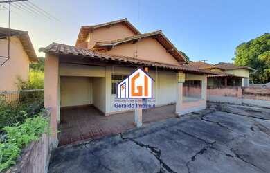 Imagem: A casa possui 5 Dormitórios, 2 Banheiros, 2 Vagas na garagem