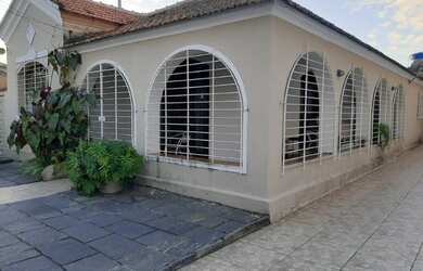 Imagem: A casa possui 5 Dormitórios, 3 Banheiros, 5 Vagas na garagem