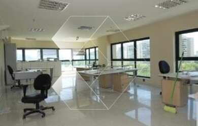 Imagem: O depósito possui 2 Vagas na garagem, 75m² de Área e está