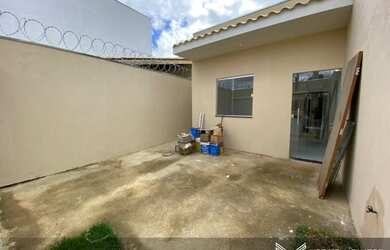 Imagem: A casa possui 2 Dormitórios, 2 Banheiros, 1 Vaga na garagem