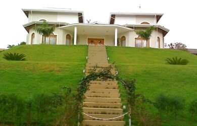 Imagem: A casa em condomínio possui 4 Dormitórios, 5 Banheiros, 3