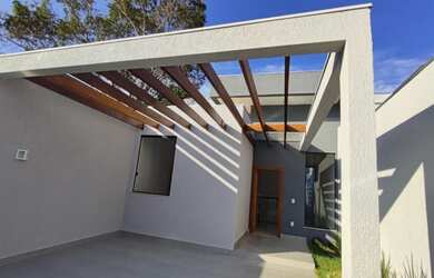 Imagem: A casa possui 3 Dormitórios, 1 Banheiro, 2 Vagas na garagem