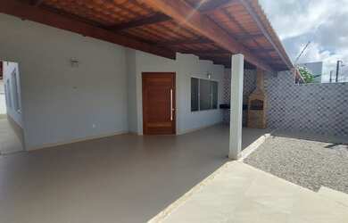 Imagem: A casa possui 3 Dormitórios, 1 Banheiro, 2 Vagas na garagem