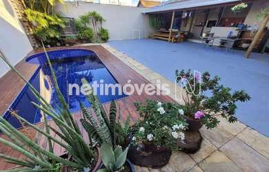 Imagem: A casa possui 4 Dormitórios, 3 Banheiros, 3 Vagas na garagem